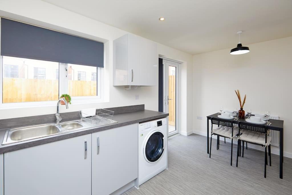 Vakantiehuis Prime Location & Free Parking Stylish 3-bed *
